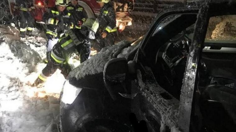 Seit Donnerstag um 17 Uhr bis Freitag um 12 Uhr wurden die Einsatzkräfte zu insgesamt 60 Einsätzen gerufen. Im Bild die Feuerwehr Corvara bei einer Fahrzeugbergung. - Foto: FFW Corvara