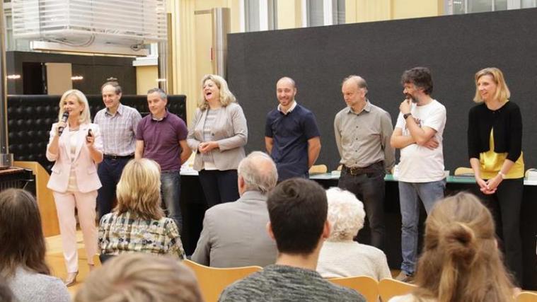 Freude über erfolgreiche Wettbewerbe: Siglinde Doblander (links) mit Landeskoordinatorinnen und -koordinatoren bei der Prämierungsfeier. - Foto: lpa/Maja Clara