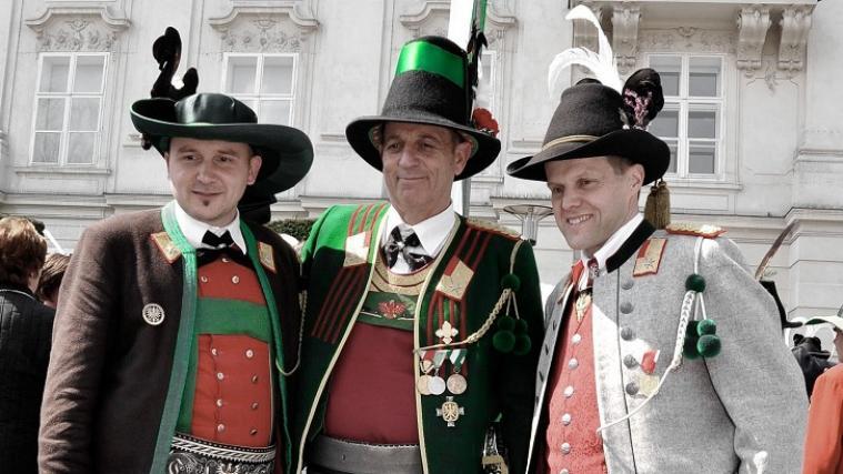 Paolo Dalprá (r.), Landeskommandant der Welschtiroler Schützen, mit seinen Amtskollegen aus Süd- und Nordtirol Elmar Thaler und Fritz Tiefenthaler. (Foto: Hans Gregoritsch)