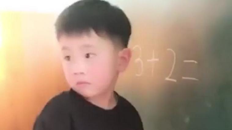Der Junge ist mit der rechenaufgabe überfragt. - Foto: Screenshot/Video