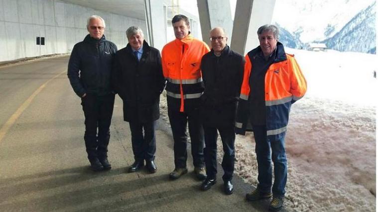 Mussner, Pagani, Pfitscher, Sicher und Righi haben sich vor Ort ein Bild der Schutzinfrastruktur gemacht. - Foto: lpa