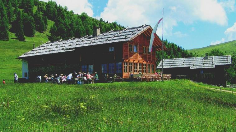 Die Schutzhütte Kreuzwiese auf der Lüsner Alm. Foto: HGV