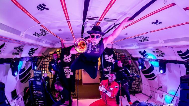 40 Promis aus Sport, Musik und Showbusiness haben bei einem Flugzeugflug die Schwerelosigkeit getestet. - Foto: facebook/bigcitybeats