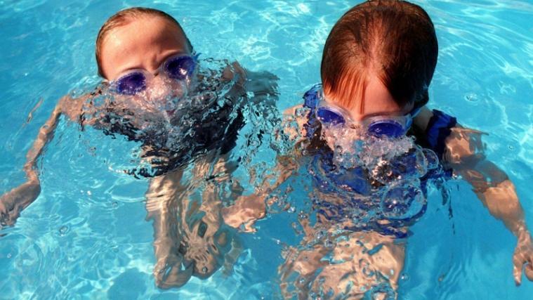 Zum Schutz vor Augenentzündungen empfehlen Augenärzte die Verwendung von Schwimmbrillen.