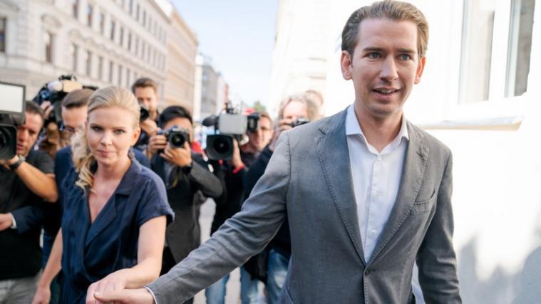 Großer Medienandrang bei der Stimmabgabe von ÖVP-Spitzenkandidat Kurz und Freundin Susanne Thier.