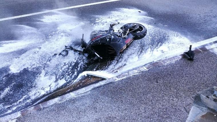 Das Motorrad wurde durch den Unfall in zwei Teile gerissen und ging dann in Flammen auf. - Foto: STOL