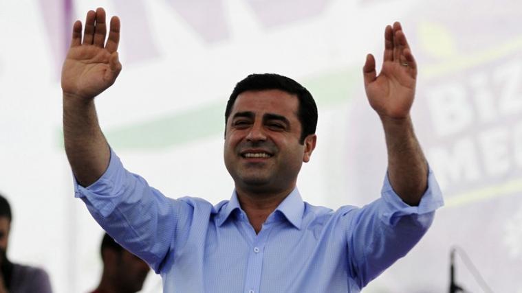 Der kurdische Parteienführer Selahattin Demirtas wurde festgenommen. Wenig später explodierte eine Autobombe in der Stadt, in der er festgenommen wurde.
