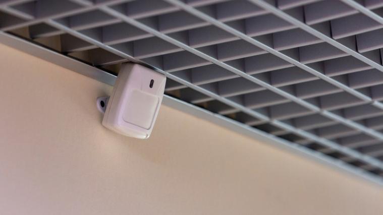 Die Installation von „elektronische Sensoren zur Vermeidung von Unfällen bei Gaslecks“ sind in privaten Wohnungen keinesfalls per Gesetz vorgeschrieben.
