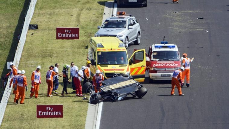 Mediziner und Streckenposten haben Sergio Perez aus seinem demolierten und kopfüber liegenden Force-India-Boliden befreit.