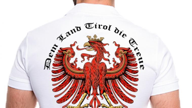 Landauf, landab wird auf Festen das beliebte Musikstück "Dem Land Tirol die Treue" gespielt. Auch derartige Shirts erfreuen sich großer Beliebtheit. - Foto: www.kreativwerkstatt-tirol.at