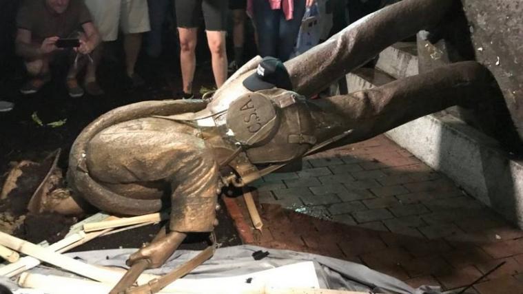 Die als „Silent Sam“ bekannte Statue gilt als Symbol für Rassismus. - Foto: Facebook/WralTv