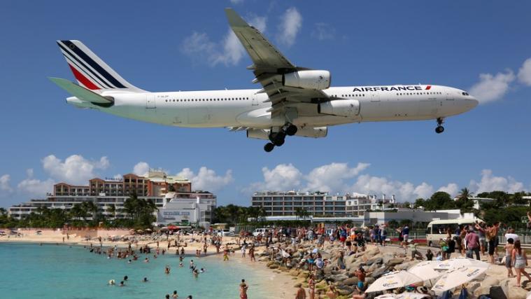 Auf der Karibikinsel Sint Maarten ist eine Touristin vom Turbinenwind eines Flugzeugs weggeblasen und tödlich verletzt worden.