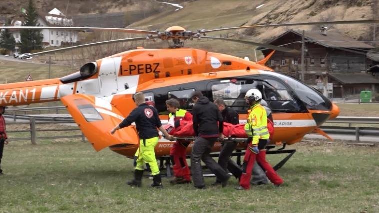 Die verletzte Frau aus Polen wurde in Kurzras vom Team des Rettungshubschraubers Pelikan 1 übernommen. - Foto: Video Aktiv Schnals