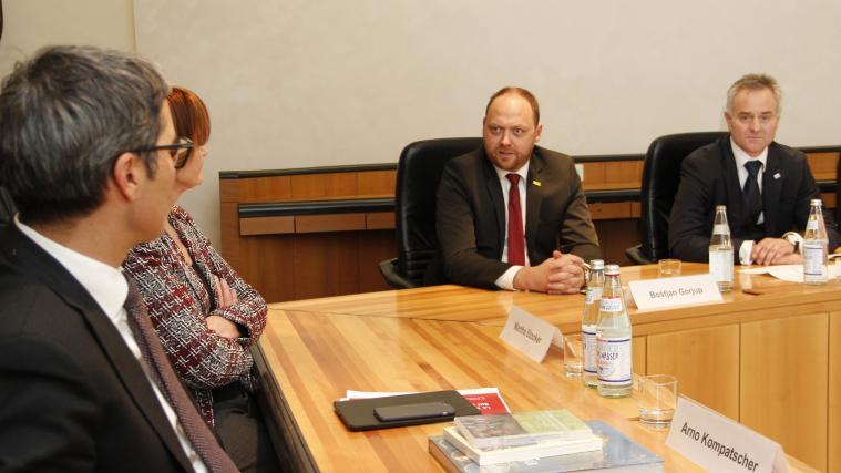 Auch über Investitionen Südtiroler Unternehmen in Slowenien hat LH Kompatscher mit der Delegation gesprochen, insbesondere mit dem Präsidenten der slowenischen Wirtschaftskammer, Bostjan Gorjup. - Foto: LPA/mb
