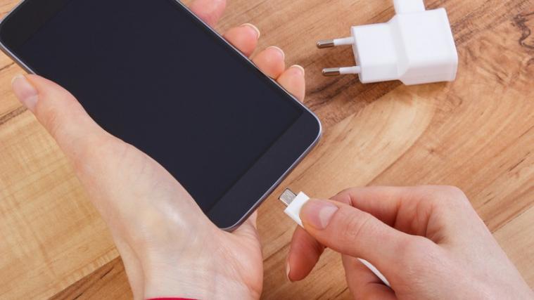 Smartphone laden - aber richtig: Die VZS erklärt, wie es geht.