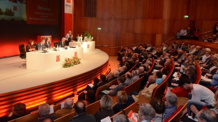 Viele verärgerte Kleinaktionäre waren am Dienstag zur Gesellschafterversammlung der Südtiroler Sparkasse ins Konzerthaus Haydn gekommen.