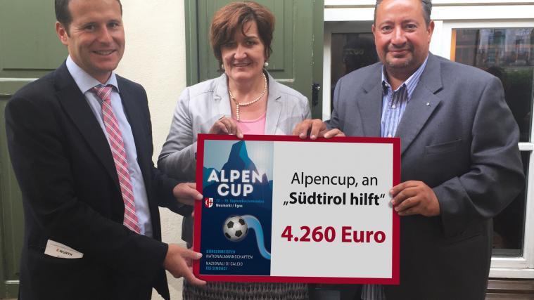 Horst Pichler Bürgermeister der Gemeinde Neumarkt, Bürgermeisterin von Taufers im Münstertal Roselinde Gunsch Koch und Heiner Feuer, Präsident von „Südtirol-hilft“, bei der Scheckübergabe.