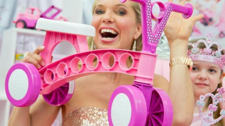 Maja Synke, Prinzessin von Hohenzollern, mit der Kreativ-Spielzeug-Kollektion für Mädchen - typisch in rosa.