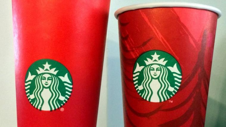 Das ist vielen Amerikanern wohl zu schlicht: Die diesjährigen Weihnachts-Becher von Starbucks sind in einfachem Rot gehalten.