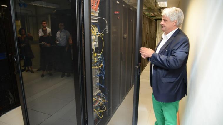 Der SIAG-Direktor führte nach der Pressekonferenz durch das Data Center. - Foto: DLife