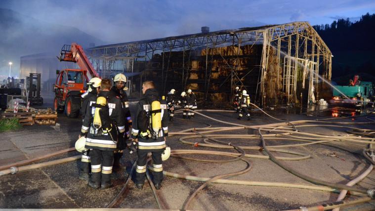 Die Lagerhalle brannte zu Dreiviertel aus.