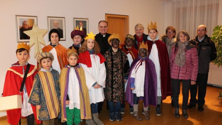 Die Sternsingerinnen und Sternsinger aus Marling mit Bischof Ivo Muser und den Begleitpersonen. - Foto:Kjs