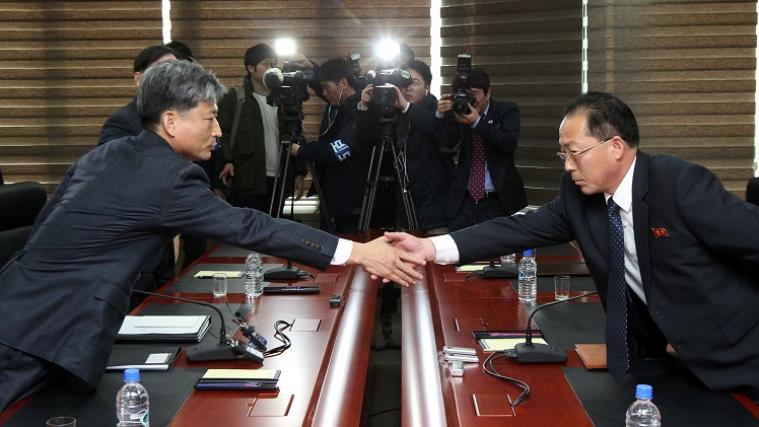 Der südkoreanische Vize-Vereinigungsminister Hwang Boo-Gi (links) traf im Rahmen der Gespräche erneut auf Nordkoreas Vertreter Jon Jong-Su (rechts).