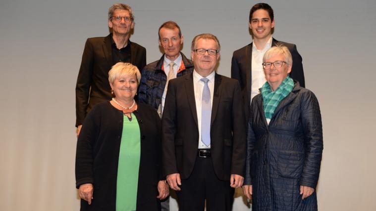 Der Neue Vorstand des Südtiroler Chorverbandes: 1. Reihe von links: Margareth Greif, Verbandsobmann Erich Deltedesco, Irene Vieider; 2. Reihe von links: Christian Nothdurfter, Heinrich Huber und Michael Hildgartner. - Foto: Paul Bertagnolli