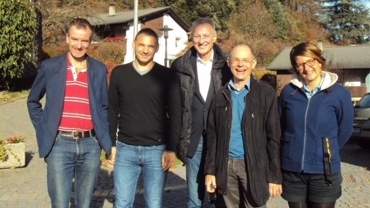 Der Geschäftsführer des Vorarlberger Kinderdorfs Christoph Hackspiel (Bildmitte) mit dem Leitungsteam des Südtiroler Kinderdorfs (von links): Roland Feichter, Bernhard Kasseroler, Direktor Heinz Senoner und Dagmar Atz.