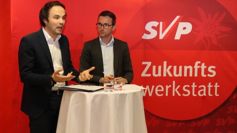 Im Bild: SVP-Obmann Philipp Achammer (links) und SVP-Landessekretär Stefan Premstaller bei der Vorstellung der „Zukunftswerkstatt“. - Foto: SVP