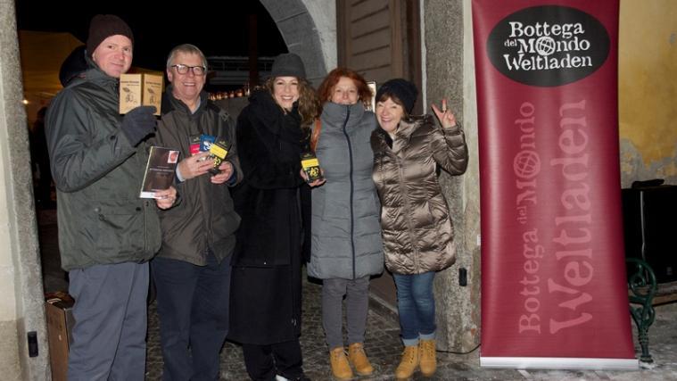 v. l. n. r.:Armin Untersteiner (Karuna Catering), Hans Schwingshackl (Vorsitzender Weltladen Bruneck), Alexa Brunner (Schauspielkollektiv binnen-I), Ursula Steinkasserer (Brunecker Stadträtin für Soziales), Ingeborg Stoll (Schokoladereferentin der oew seit 20 Jahren)