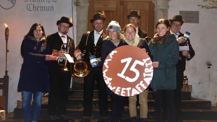Vorne v.l.n.r. Cristina Pallanch (Gemeindereferentin für Schule und Kultur), Alexa Brunner (Schauspielkollektiv binnen-I), Verena Gschnell (oew-Organisation für Eine solidarische Welt), Margarethe Sabbadini (Freiwillige), hinten von links die Kastelruther Turmbläser Christian Fill, Patrick Goller, Harald Hofer und Tobias Profanter. - Foto: swee afFAIR