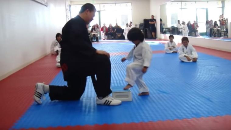Immer und immer wieder versucht der kleine Taekwondo-Schüler, das Brett durchzutreten... (Foto: Screenshot Youtube-Video)