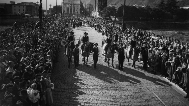Umzug auf der Talferbrücke in Bozen in den 50er oder 60er Jahren. - Foto: Projekt Lichtbild/Foto Pedrotti - Bestand Südtirol Tourismuswerbung. - Foto: Amt für Film und Medien