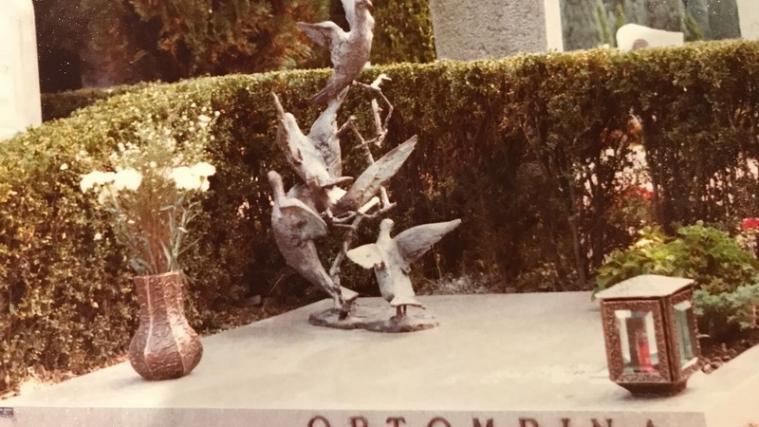 Die Skulptur, als sie noch an ihrem rechtmäßigen Platz auf dem Grab war. - Foto: altoadige