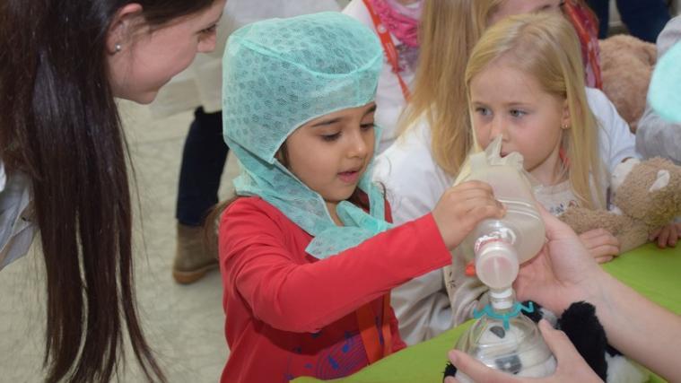Mit ihrem Lieblingskuscheltier können die Kinder über das künstliche Beatmen lernen. - Foto: Südtiroler Sanitätsbetrieb