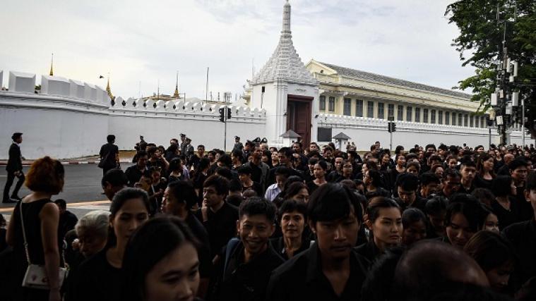 Vor dem Palast in Bangkok versammelten sich am Samstag zehntausende Trauernde.