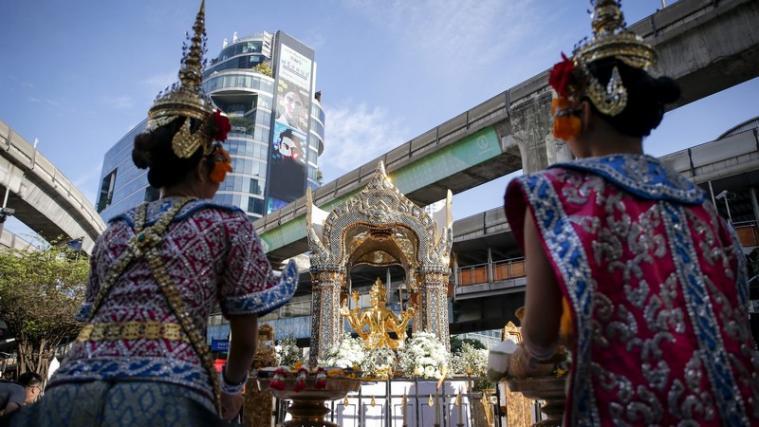 Die bei einem Bombenanschlag in Bangkok beschädigte Hindu-Statue im Erawan-Schrein ist wiederhergestellt.