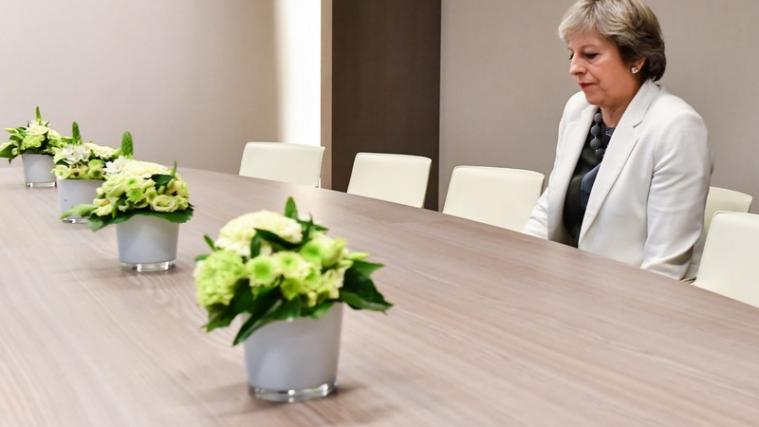 May erntet für ein Foto vom EU-Gipfel Spott, das sie alleine am Verhandlungstisch zeigt. - Foto: APA/AFP