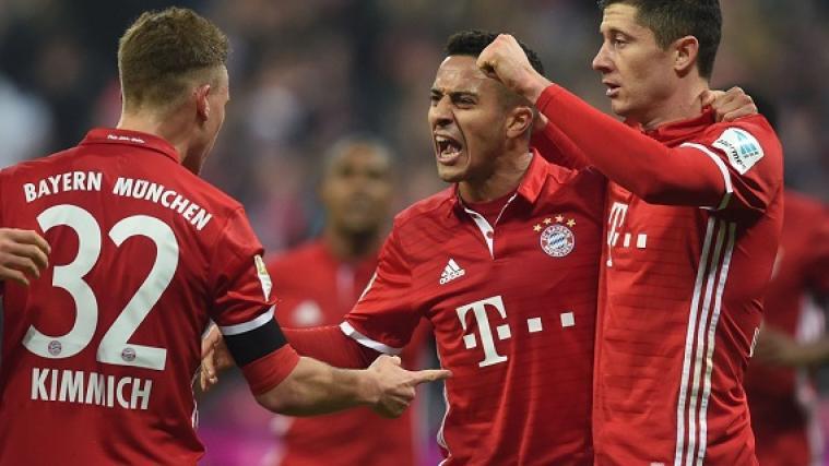 Thiago Alcantara (2.v.r.) brachte den FC Bayern in der 30. Minute in Führung.