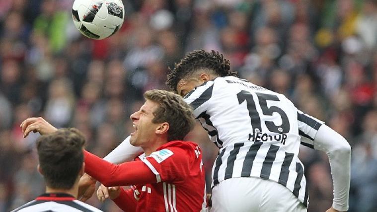 Die Bayern taten sich gegen aggressiv aufspielende Frankfurter schwer.
