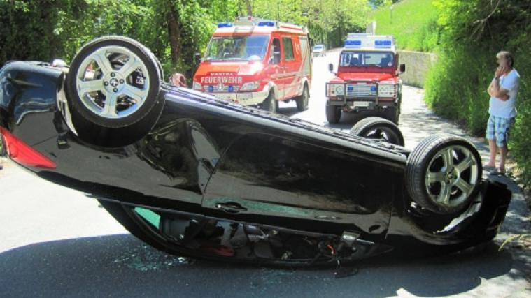 Glück im Unglück: Weder wurde bei dem Unfall in Tirol eine Person verletzt noch ein weiteres Fahrzeug beschädigt. - Foto: FFW Tirol.