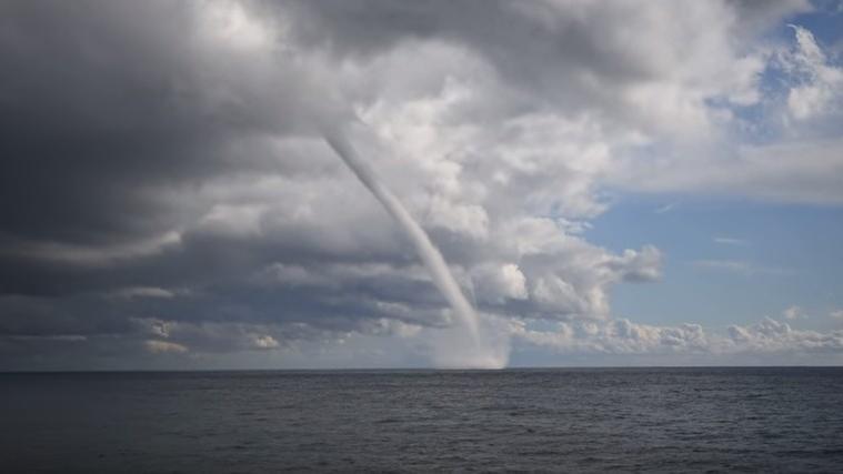Der Tornado bildete sich über dem ligurischen Meer und versetzte am Freitag die Bewohner von Sanremo in Angst und Schrecken. - Foto: Screenshot/Youtubevideo