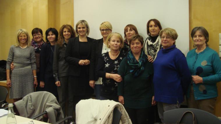 Im Bild die Frauen von links nach rechts: Magdalena Santer Dapoz, Luise Huebser Markart, Heidi Gamper Altstätter, Marina Rubatscher Crazzolara, Renate Gebhard, Michela Morandini, Edith Weinreich Mair, Agatha Sparber Ebner, Ulrike Innerhofer Traunig, Heidi Erlacher Agreiter, Waltraud Terleth, Laura Dariz Bart.