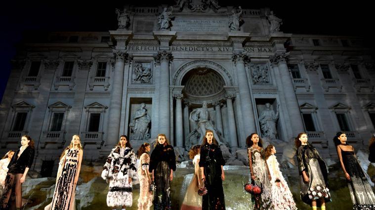 Die Models von Karl Lagerfeld durften über den berühmten Trevi-Brunnen in Rom spazieren.