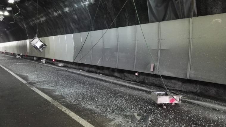 Im Tunnel Klausen sind heute die Lichter ausgegangen. - Foto: FF Klausen