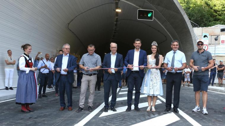 Eröffneten den neuen Tunnel: (v.l.) Riccardo Pavolini (PAC-Firma), Stefan Schwarz (Vize-BM Ulten), AD Valentino Pagani, LR Daniel Alfreider, Miss Südtirol Felicia Gamper, Thomas Holzner (BM St. Pankraz) und Ski-Ass Dominik Paris (Foto: LPA/rc)