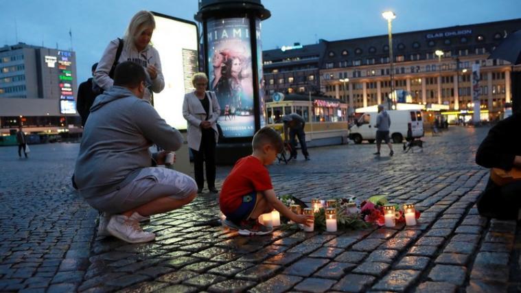 Der Messerattentäter von Turku ist identifiziert. Im Bild: Menschen trauern im Zentrum von Turku.