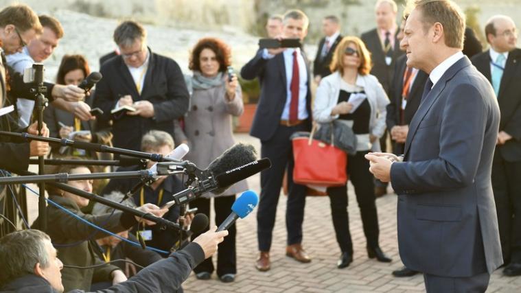 EU-Ratspräsident Donald Tusk hat Italien Unterstützung zugesagt, um die Migration von Nordafrika übers Mittelmeer zu bremsen.
