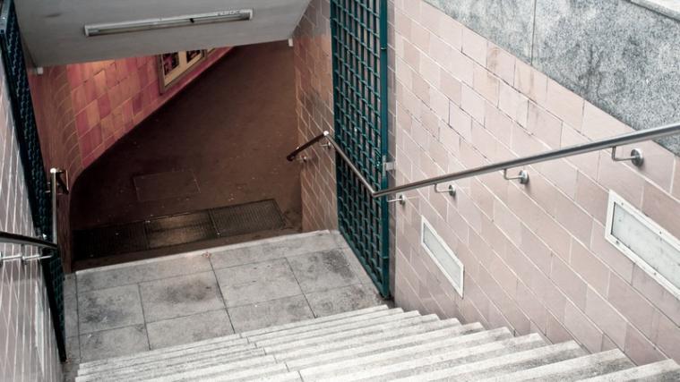 Ein Mann wurde in Berlin die Treppen zur U-Bahn hinabgestoßen.